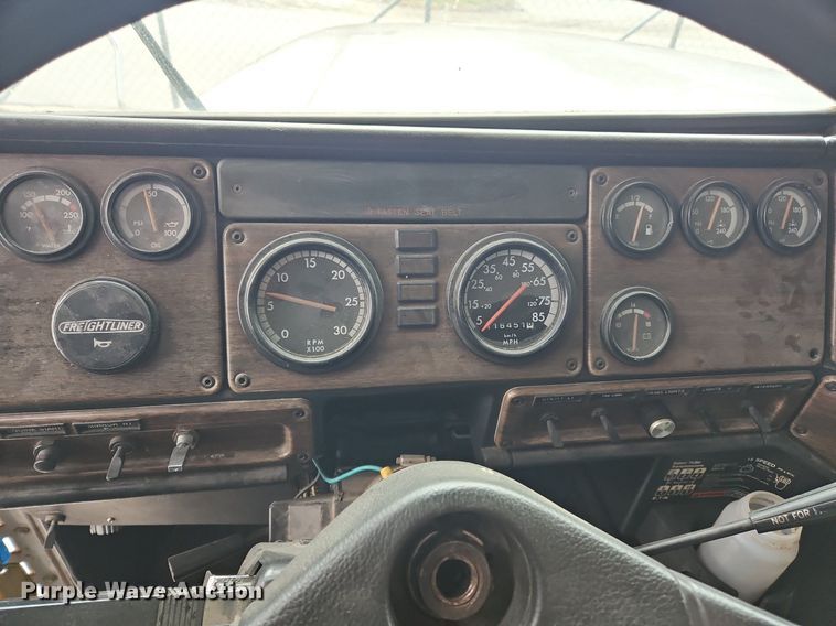 image for item OK9858 1995 Freightliner  FLD120 semi truck
