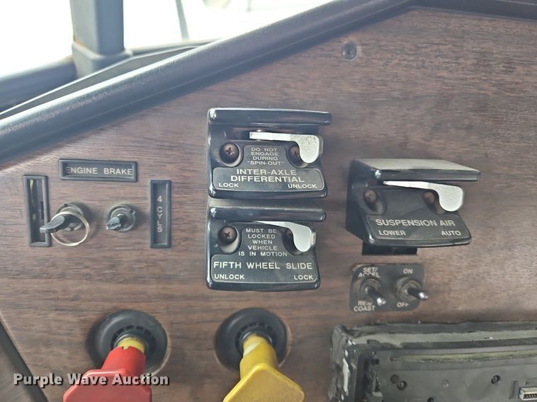 image for item OK9858 1995 Freightliner  FLD120 semi truck