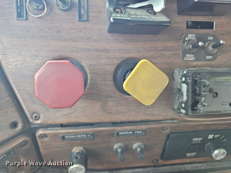 image for item OK9858 1995 Freightliner  FLD120 semi truck