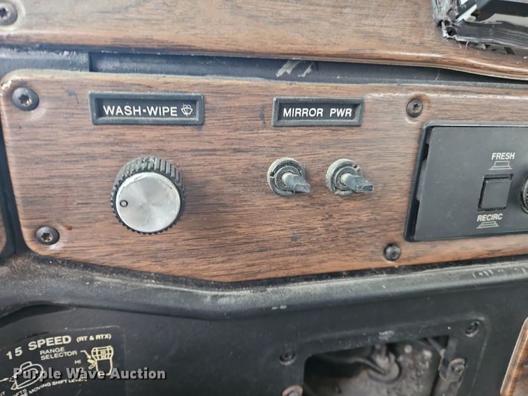 image for item OK9858 1995 Freightliner  FLD120 semi truck