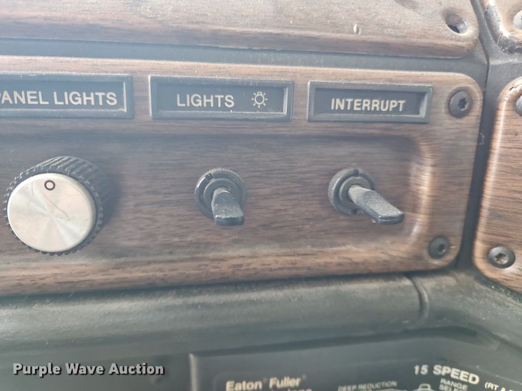 image for item OK9858 1995 Freightliner  FLD120 semi truck