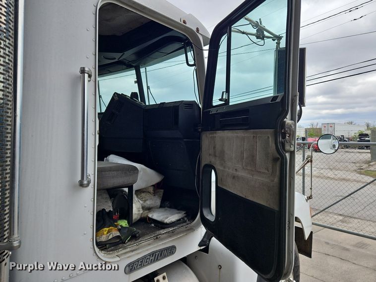 image for item OK9858 1995 Freightliner  FLD120 semi truck