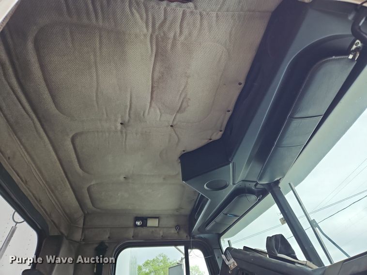 image for item OK9858 1995 Freightliner  FLD120 semi truck