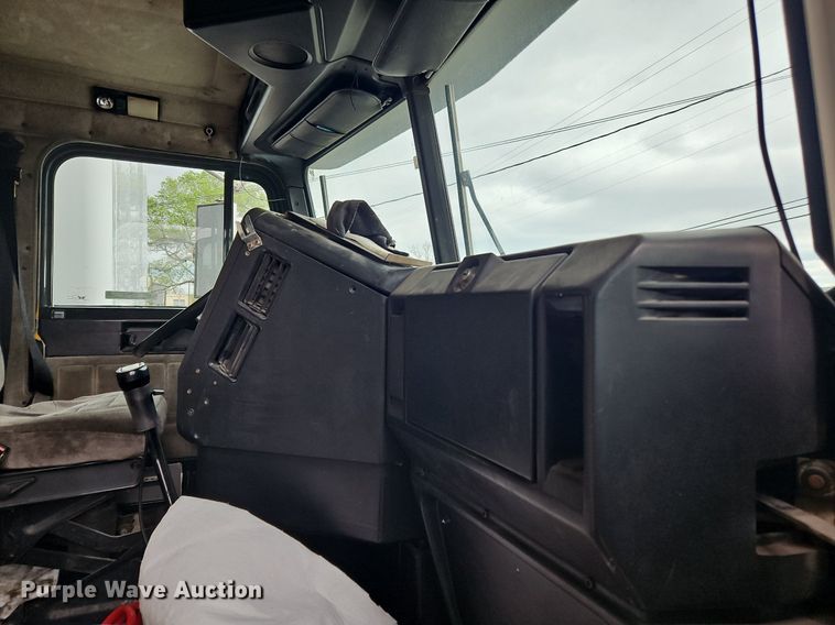 image for item OK9858 1995 Freightliner  FLD120 semi truck