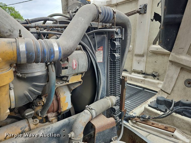 image for item OK9858 1995 Freightliner  FLD120 semi truck