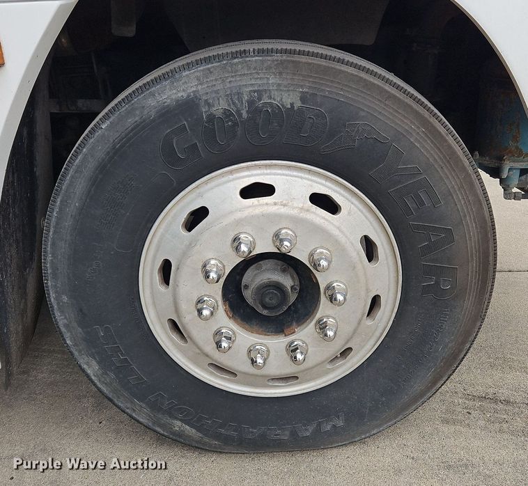 image for item OK9858 1995 Freightliner  FLD120 semi truck