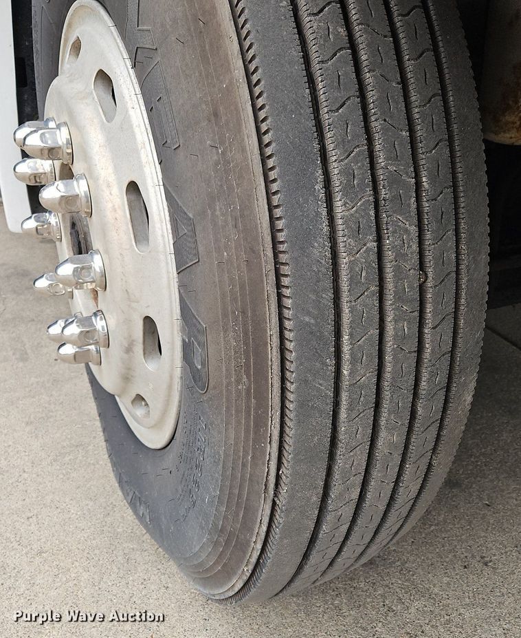 image for item OK9858 1995 Freightliner  FLD120 semi truck