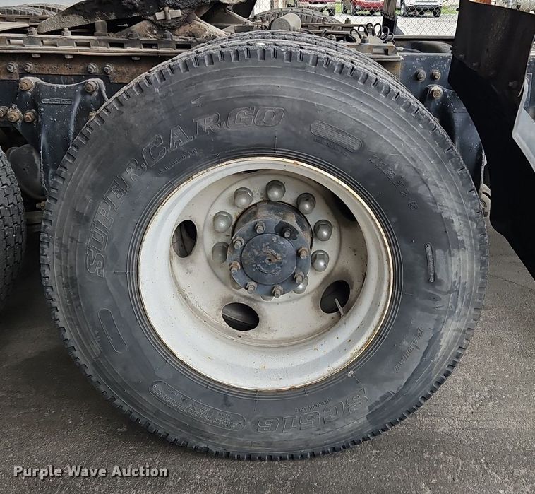 image for item OK9858 1995 Freightliner  FLD120 semi truck