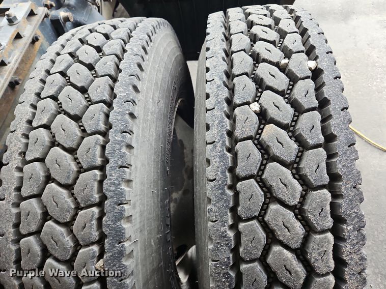 image for item OK9858 1995 Freightliner  FLD120 semi truck