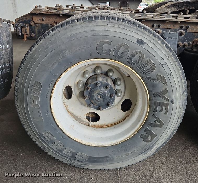 image for item OK9858 1995 Freightliner  FLD120 semi truck