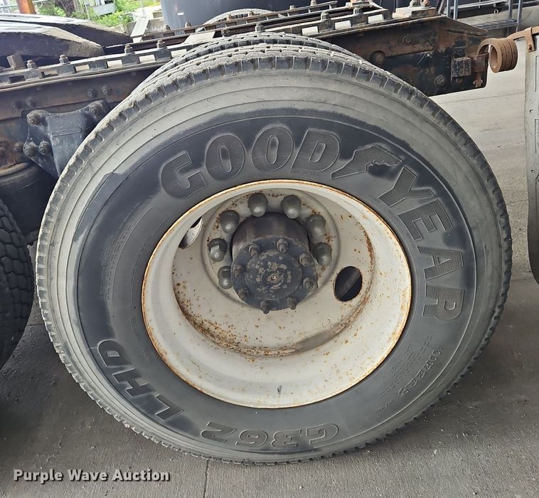 image for item OK9858 1995 Freightliner  FLD120 semi truck