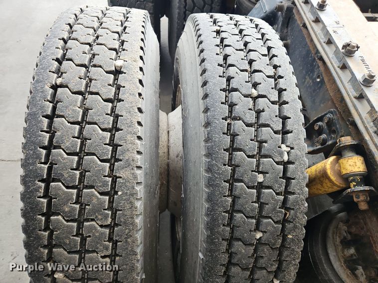 image for item OK9858 1995 Freightliner  FLD120 semi truck