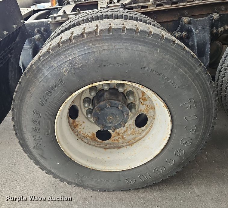 image for item OK9858 1995 Freightliner  FLD120 semi truck