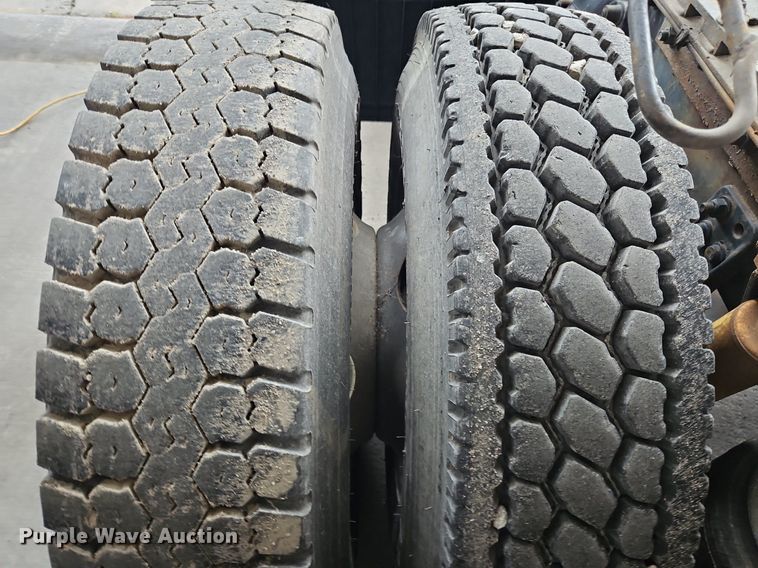 image for item OK9858 1995 Freightliner  FLD120 semi truck