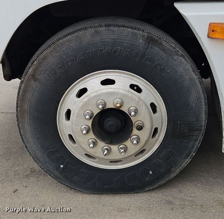 image for item OK9858 1995 Freightliner  FLD120 semi truck