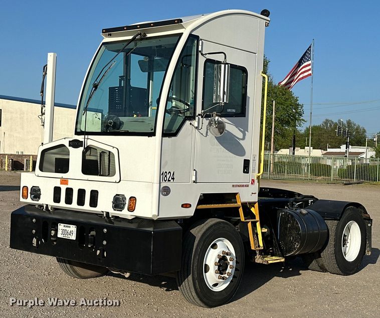 image for item OM9462 2020 Autocar XSpotter  yard truck