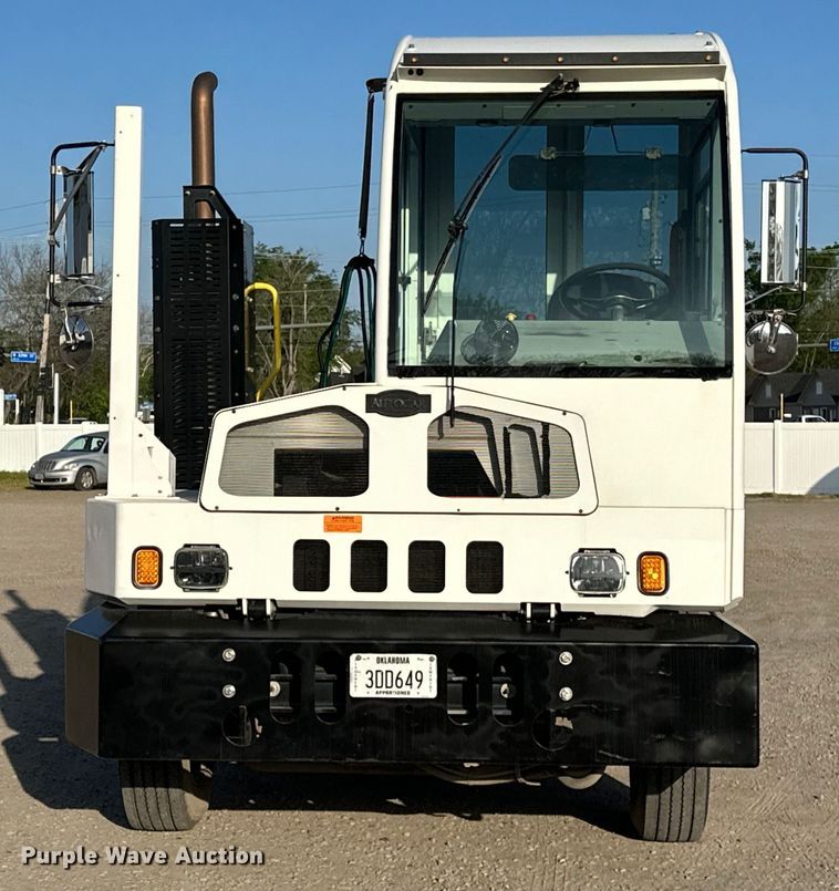 image for item OM9462 2020 Autocar XSpotter  yard truck