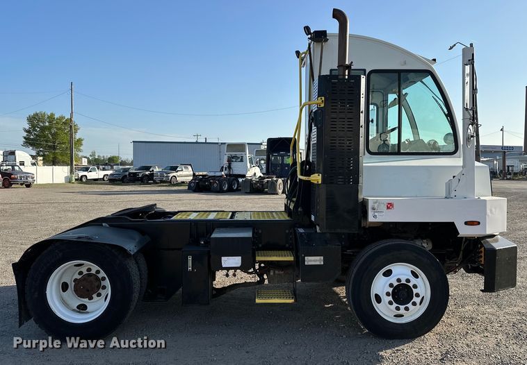 image for item OM9462 2020 Autocar XSpotter  yard truck