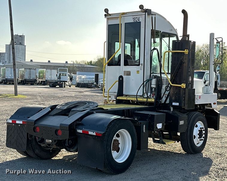 image for item OM9462 2020 Autocar XSpotter  yard truck