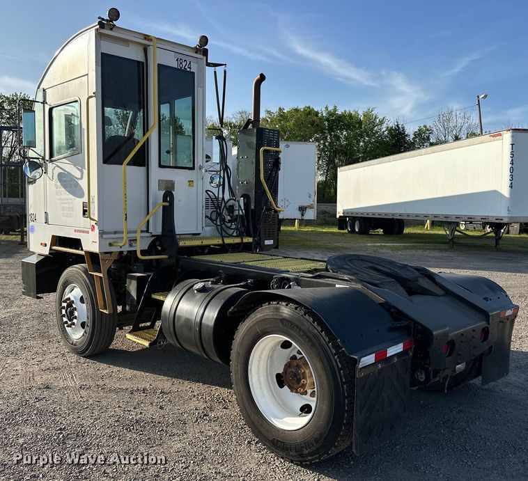 image for item OM9462 2020 Autocar XSpotter  yard truck