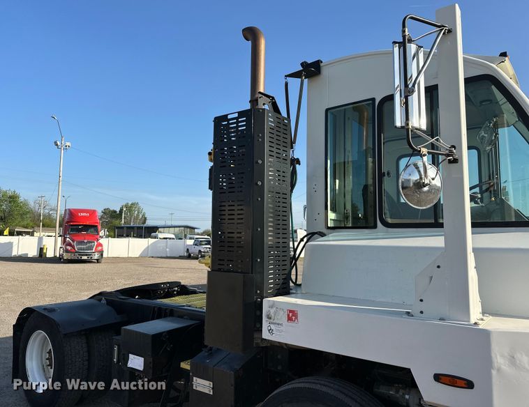 image for item OM9462 2020 Autocar XSpotter  yard truck