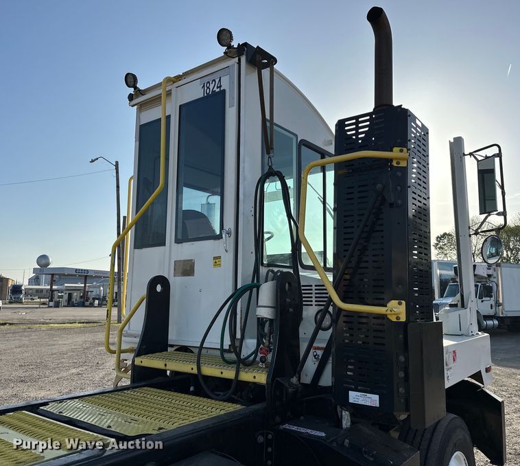 image for item OM9462 2020 Autocar XSpotter  yard truck