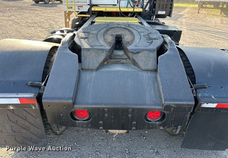 image for item OM9462 2020 Autocar XSpotter  yard truck