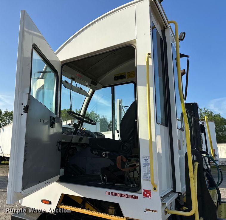 image for item OM9462 2020 Autocar XSpotter  yard truck