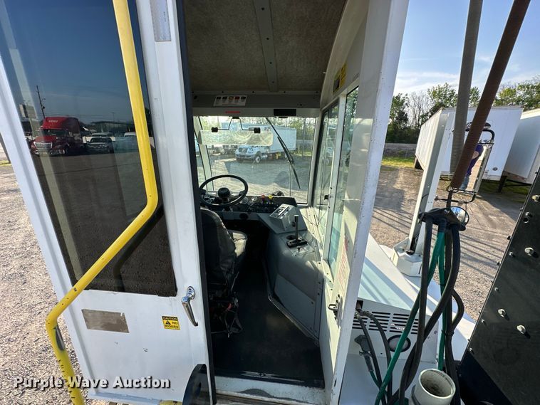 image for item OM9462 2020 Autocar XSpotter  yard truck