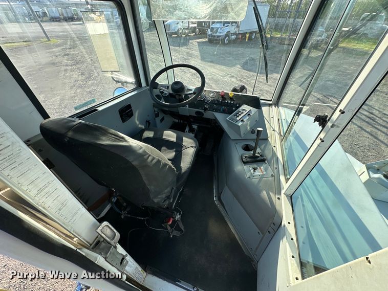 image for item OM9462 2020 Autocar XSpotter  yard truck