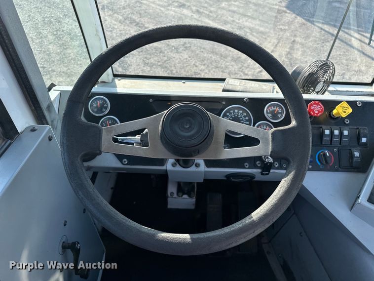 image for item OM9462 2020 Autocar XSpotter  yard truck