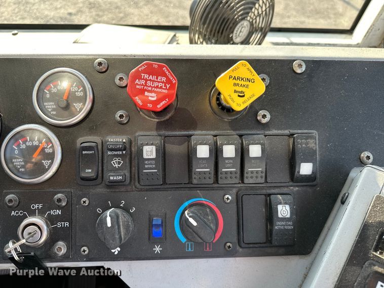 image for item OM9462 2020 Autocar XSpotter  yard truck