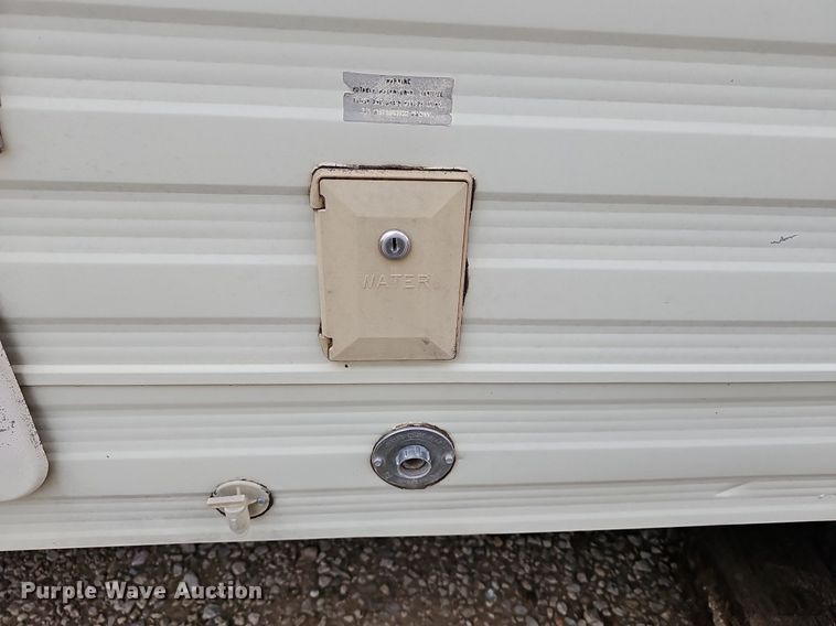 image for item DM1551 1988 Prowler Lynx 24C camper