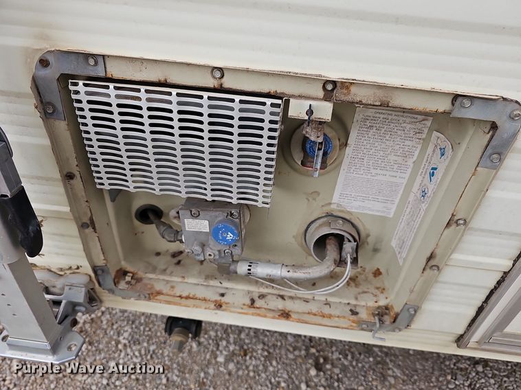 image for item DM1551 1988 Prowler Lynx 24C camper