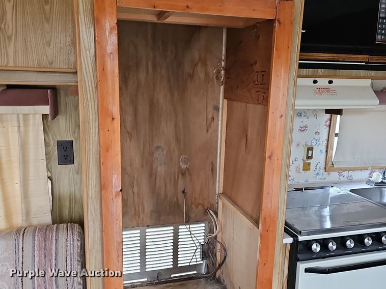 image for item DM1551 1988 Prowler Lynx 24C camper