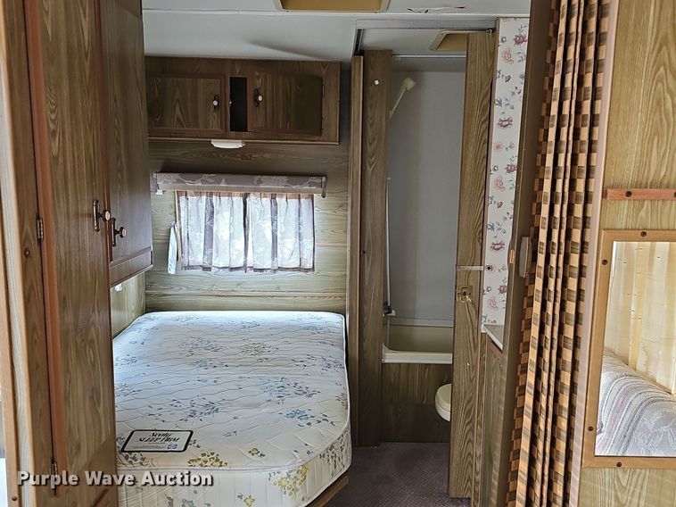 image for item DM1551 1988 Prowler Lynx 24C camper