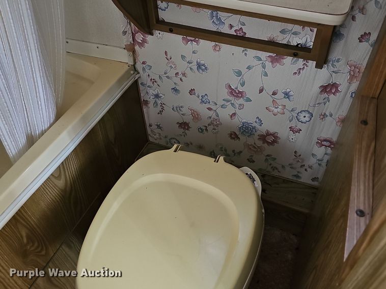 image for item DM1551 1988 Prowler Lynx 24C camper