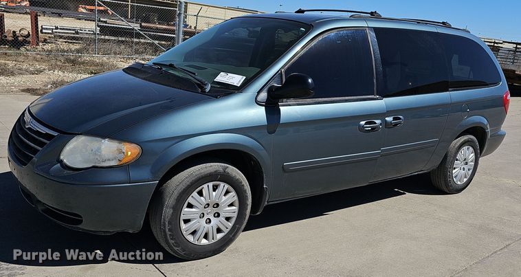 image for item DM1588 2005 Chrysler Town & Country LX van