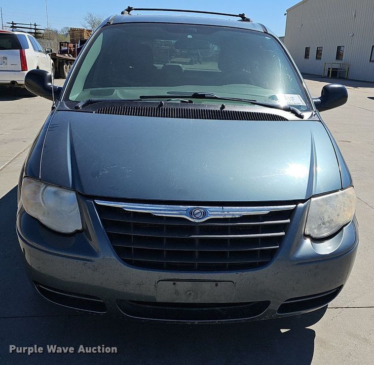 image for item DM1588 2005 Chrysler Town & Country LX van