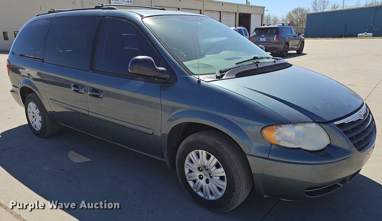 image for item DM1588 2005 Chrysler Town & Country LX van