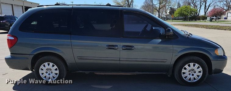 image for item DM1588 2005 Chrysler Town & Country LX van
