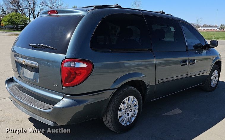 image for item DM1588 2005 Chrysler Town & Country LX van