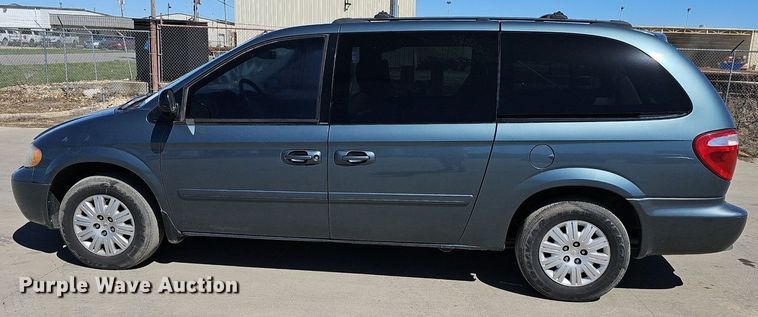 image for item DM1588 2005 Chrysler Town & Country LX van