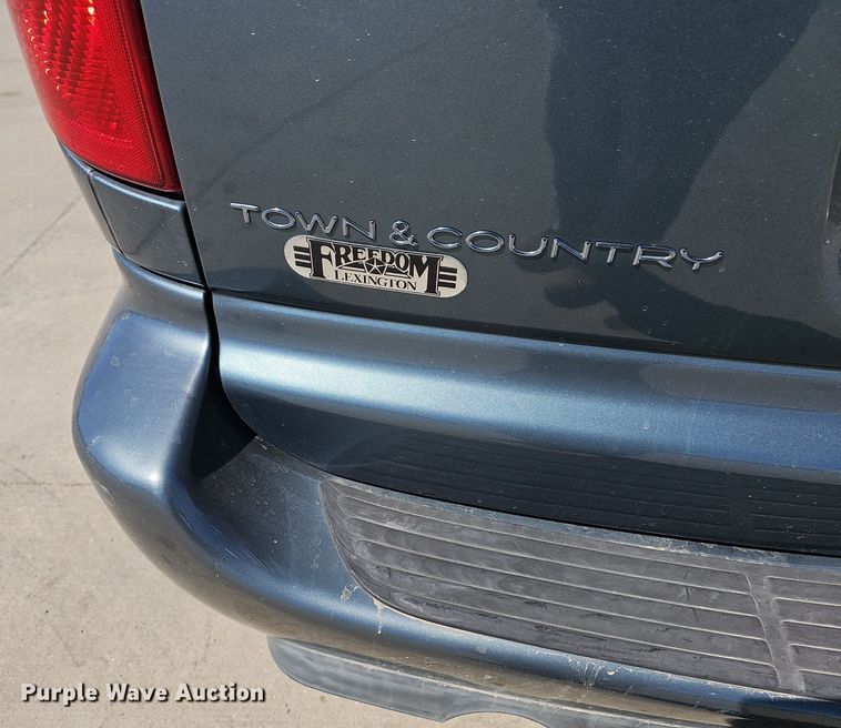image for item DM1588 2005 Chrysler Town & Country LX van