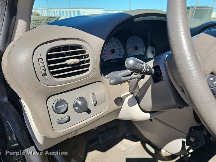 image for item DM1588 2005 Chrysler Town & Country LX van