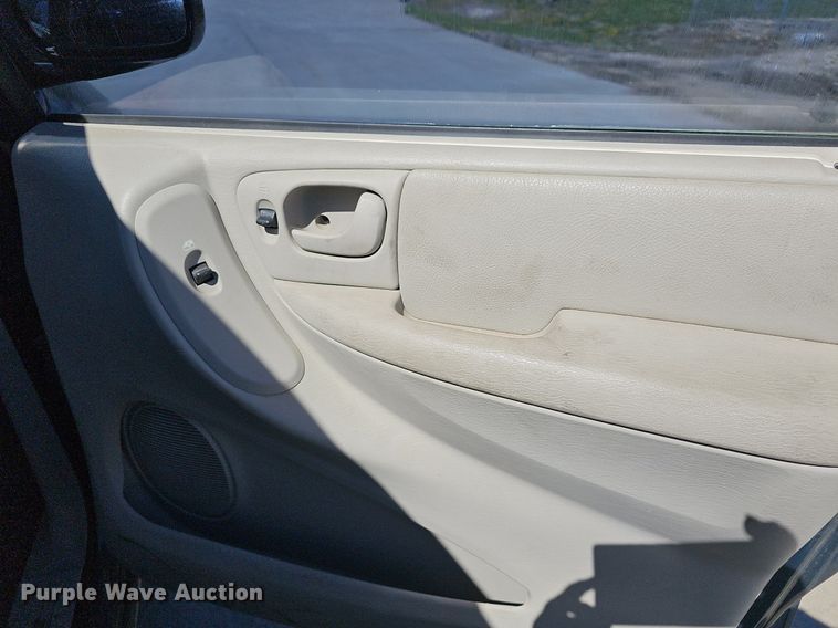 image for item DM1588 2005 Chrysler Town & Country LX van