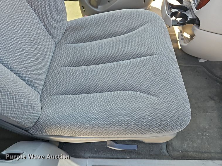 image for item DM1588 2005 Chrysler Town & Country LX van