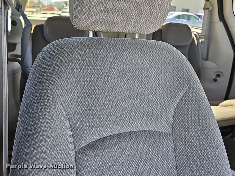 image for item DM1588 2005 Chrysler Town & Country LX van