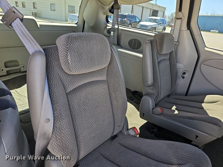 image for item DM1588 2005 Chrysler Town & Country LX van