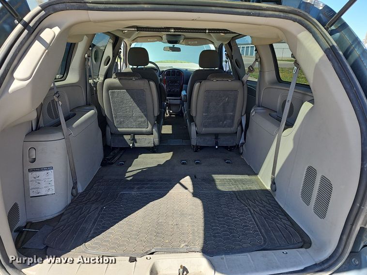 image for item DM1588 2005 Chrysler Town & Country LX van